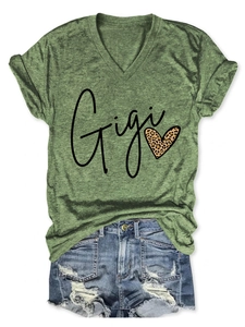 Détail du t-shirt vert à col en V avec motif cœur léopard et short en jean effiloché
