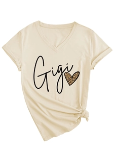 Détail d'un t-shirt beige col V avec imprimé cœur léopard Gigi et nœud sur le côté