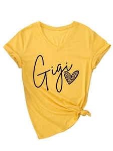 Détail du t-shirt jaune col V avec imprimé Gigi, cœur léopard et ourlet noué à la taille