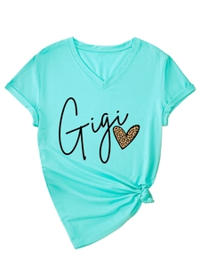 Détail du t-shirt vert menthe à col en V avec imprimé cœur léopard Gigi et revers