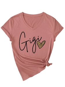 Détail du t-shirt col V avec inscription Gigi, motif cœur léopard et nœud à l'ourlet