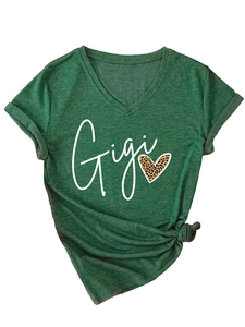 Détail du t-shirt vert foncé col en V avec imprimé Gigi cœur léopard et nœud à l'ourlet