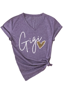 Détail de t-shirt violet col en V avec motif cœur léopard Gigi et finition nœud en bas