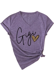 Détail d'un t-shirt violet col V avec imprimé Gigi, cœur léopard et ourlet noué