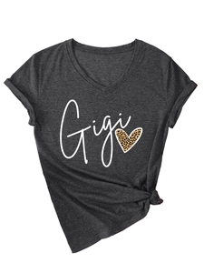 Vue détaillée du t-shirt gris col en V avec imprimé cœur léopard et texte Gigi