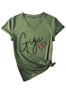 Détail du t-shirt vert olive à col en V avec texte Gigi, cœur léopard et nœud en bas