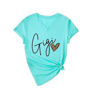 T-shirt turquoise à col en V pour femme avec texte Gigi et motif cœur imprimé léopard
