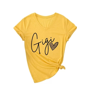 T-shirt jaune col en V avec imprimé cœur léopard Gigi et design noué sur le côté
