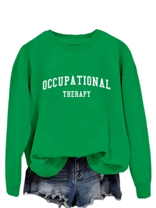 Detail eines grünen Sweatshirts mit Occupational Therapy Aufdruck und Jeansshorts