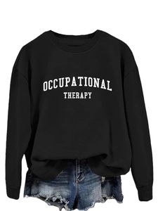 Detailansicht des weißen Occupational Therapy Aufdrucks auf einem schwarzen Sweatshirt