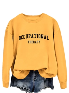 Detailansicht eines senfgelben Sweatshirts mit schwarzem Occupational Therapy Aufdruck