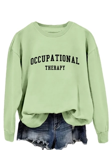 Detail eines hellgrünen Sweatshirts mit Occupational Therapy Aufdruck und Rippbündchen