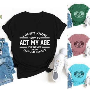 Detalle de cuatro opciones de color de la camiseta con cuello en V y estampado de frase