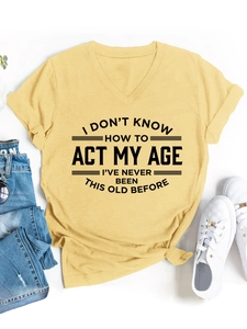 Camiseta amarilla con cuello en V y texto impreso con un nudo lateral a la moda
