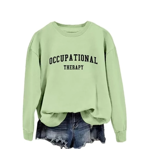 Mintgrünes Occupational Therapy Sweatshirt mit ausgefransten Denim-Shorts auf weißem Grund