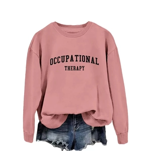 Rosa Occupational Therapy Sweatshirt mit Distressed-Denim-Shorts für einen Freizeit-Look