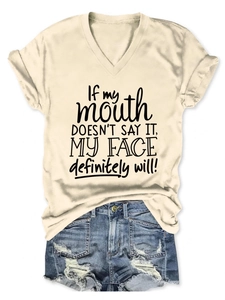 Détail d'un t-shirt en coton col V avec slogan et short en jean dans un ensemble d'été