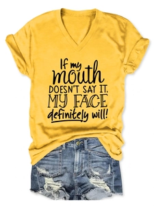 T-shirt jaune à col en V avec texte amusant et short en jean vieilli à plat
