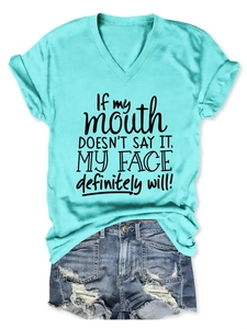 Détail d'un t-shirt à slogan col V avec un short en jean vieilli sur fond blanc