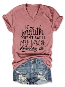 T-shirt rose mauve col en V avec slogan imprimé et short en jean bleu délavé