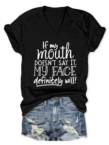 Mise à plat d'un t-shirt noir à col en V avec texte graphique et short en jean usé