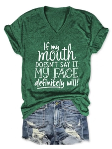 Détail à plat du t-shirt col en V vert foncé avec slogan et short en jean bleu