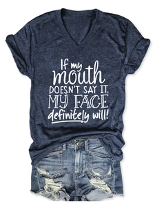 Vue à plat d'un t-shirt bleu marine col V avec texte et short en jean usé