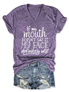 Ensemble t-shirt violet à slogan col en V et short en jean vieilli posé à plat