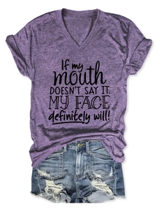 Détail du t-shirt violet col V à message avec un short en jean bleu délavé