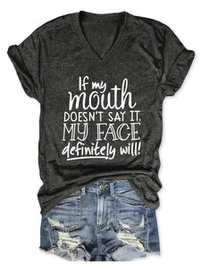 Détail du t-shirt gris col en V avec impression blanche et short en jean décontracté