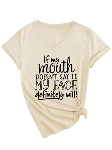 Détail du col en V et du slogan imprimé sur le t-shirt décontracté beige à manches