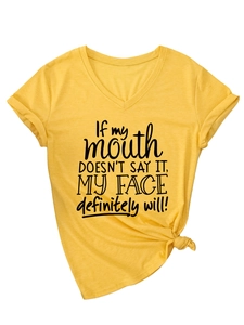 Détail du slogan humoristique et du nœud à l'ourlet sur un t-shirt jaune col en V