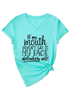 Détail du t-shirt col en V vert menthe avec le slogan 'If my mouth DOESN'T SAY IT'