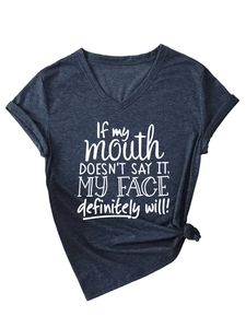 Détail du t-shirt gris à col en V avec slogan, texture du tissu et manches roulées
