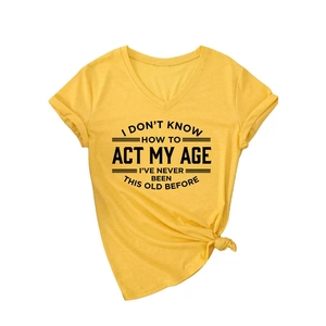 Camiseta amarilla de mujer con cuello en V y frase 'I DON'T KNOW HOW TO ACT MY AGE'