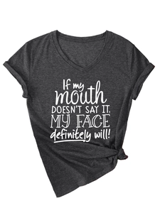Détail du t-shirt gris anthracite col en V avec citation et nœud élégant en bas