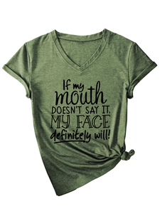 Détail d'un t-shirt vert col V avec texte imprimé et ourlet noué sur le côté élégant