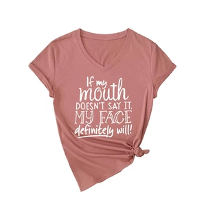 T-shirt col en V minimaliste en vieux rose avec impression de citation humoristique