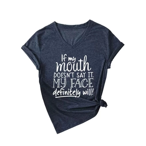 T-shirt col en V minimaliste gris anthracite avec slogan blanc imprimé devant