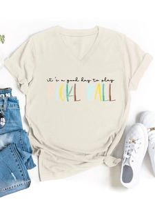 Dettaglio della t-shirt beige con scollo a V, stampa pickleball e tessuto in cotone morbido