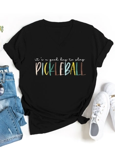 Flat lay di maglietta Pickleball nera con scollo a V, jeans in denim e scarpe da ginnastica