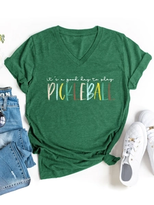 Dettaglio della maglietta verde con scollo a V e stampa 'it's a good day to play PICKLEBALL'
