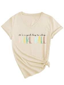 Dettaglio della t-shirt beige con scollo a V, stampa pickleball e nodo alla moda sull'orlo