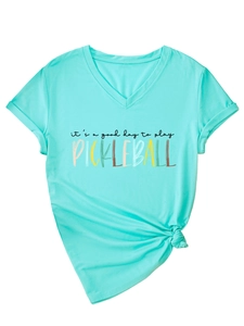 Dettaglio della t-shirt turchese con scollo a V e stampa Pickleball sportiva e casual
