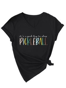 Dettaglio del nodo laterale su una t-shirt casual con scollo a V e stampa Pickleball