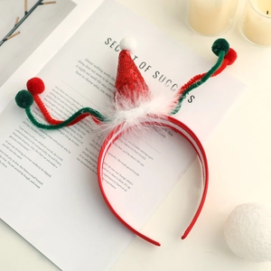 Serre-tête de Noël avec paillettes et plumes sur fond de magazine lifestyle moderne