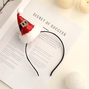 Détail d'un serre-tête mini chapeau de Noël à paillettes rouges et fourrure blanche