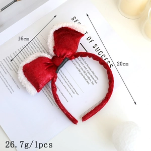 Détail d'un serre-tête de Noël en velours rouge avec bord blanc et mesure sur livre