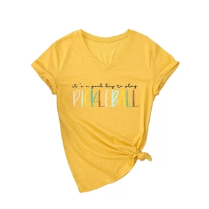 T-shirt gialla accesa con scollo a V, stampa Pickleball e nodo alla moda sulla vita