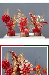 Detalle de bonsái de Año Nuevo chino con bayas rojas y hojas doradas brillantes